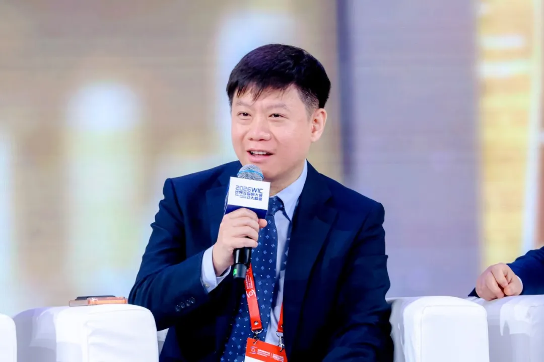 香港特首李家超一行蒞臨世界互聯網大會亞太峰會明略科技展臺交流，共話AI賦能產業發展