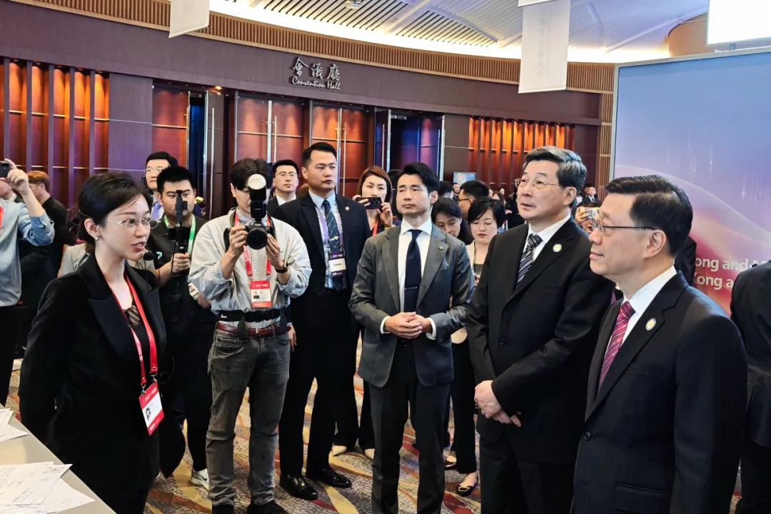 香港特首李家超一行蒞臨世界互聯網大會亞太峰會明略科技展臺交流，共話AI賦能產業發展